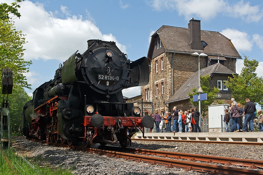 Die 52 8134-0 der Eisenbahnfreunde Betzdorf im Bahnhof Ingelbach/Ww am 13.05.2012. Der Sonderzug verkehrte im  Zweistundentakt auf der Westerwald-Strecke Ingelbach - Altenkirchen - Neitersen.