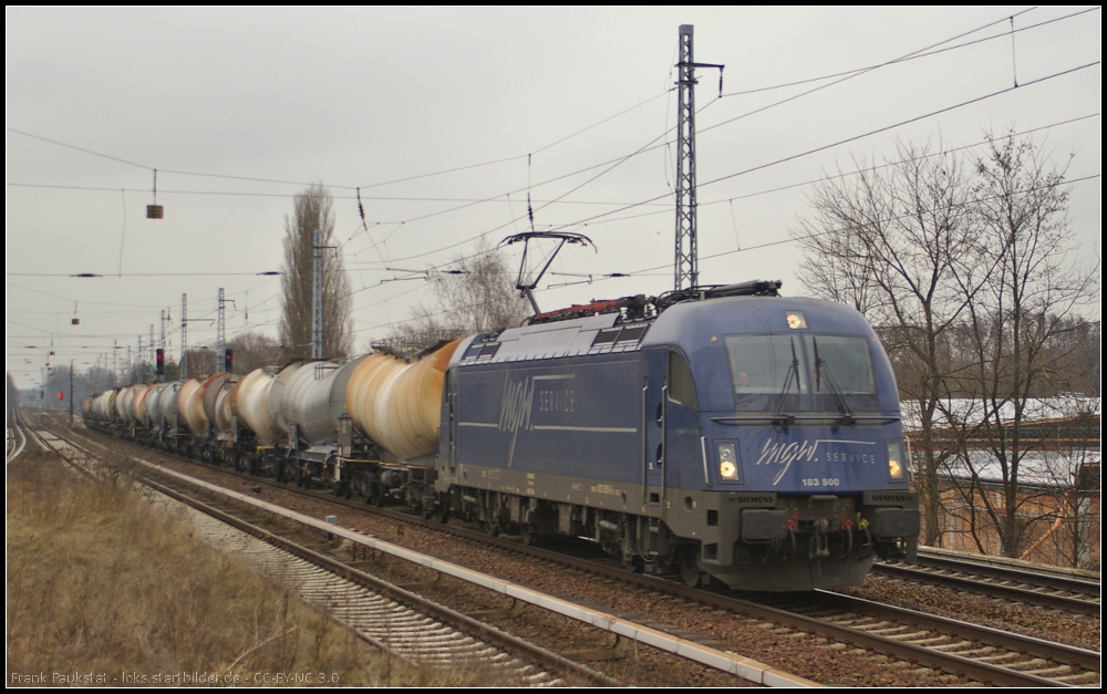 Die an Raildox vermietete 183 500 mit einem Knickkesselwagenzug am 18.02.2013 H�he Berlin-Karow