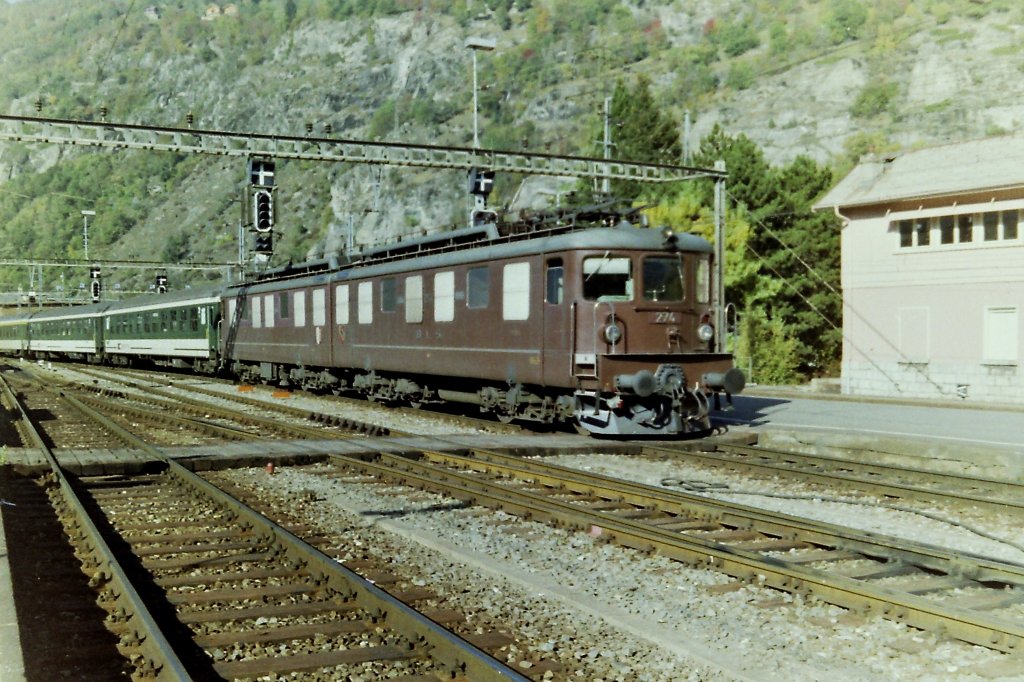 Die BLS Ae 8/8 274 erreicht mit einem Schenllzug Brig.
Gescanntes Bild/Oktober 1994 