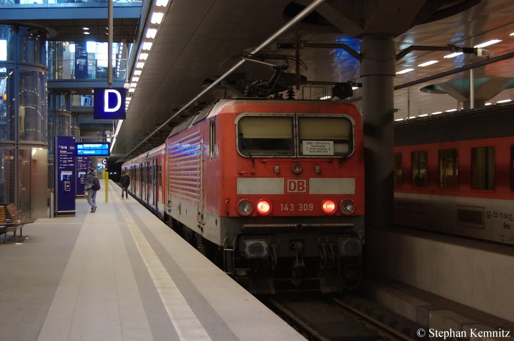 Die Dsseldorferin 143 309 mit der RB13 S-Bahn Ergnzung (RB 18783) nach Wustermark in Berlin Hbf(tief). 10.01.2011
