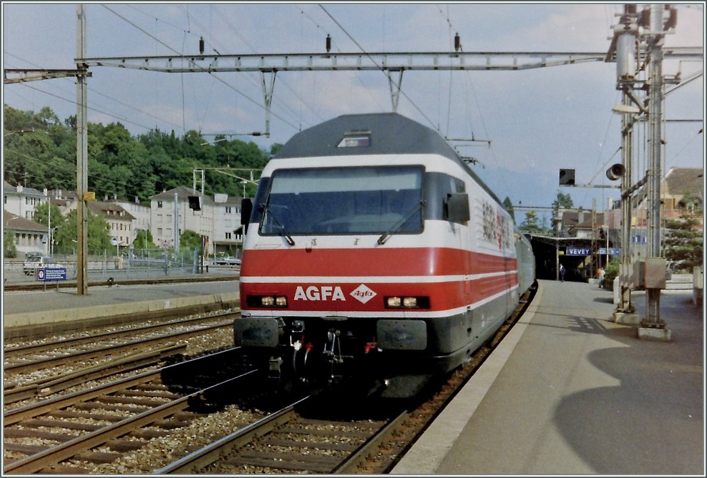 Die erste SBB Werbelok: die Re 460 015 mit einem Schellzug Richtung Lausanne beim Halt in Vevey. Scann)
Aug. 1994