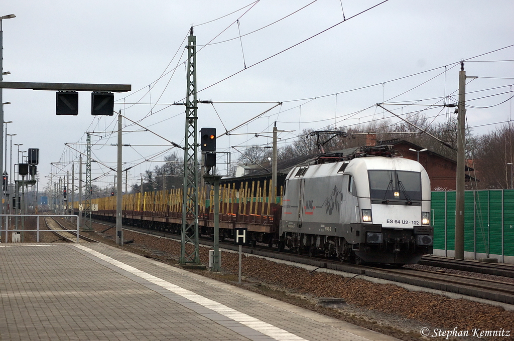 Die ES 64 U2 - 102 (182 602-3) HUPAC fr Raildox GmbH & Co. KG mit leeren Holzzug in Rathenow in Richtung Wustermark unterwegs. 29.02.2012