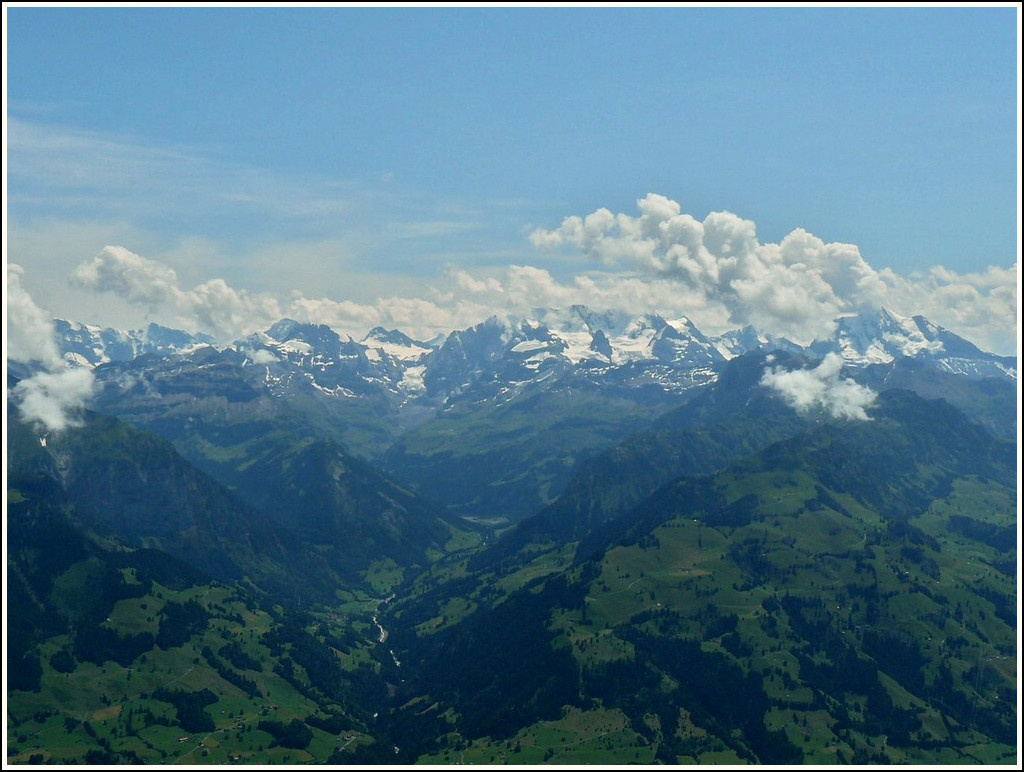 Die Jungfrauregion von Niesen Kulm aus fotografiert am 29.07.2008. (Hans)