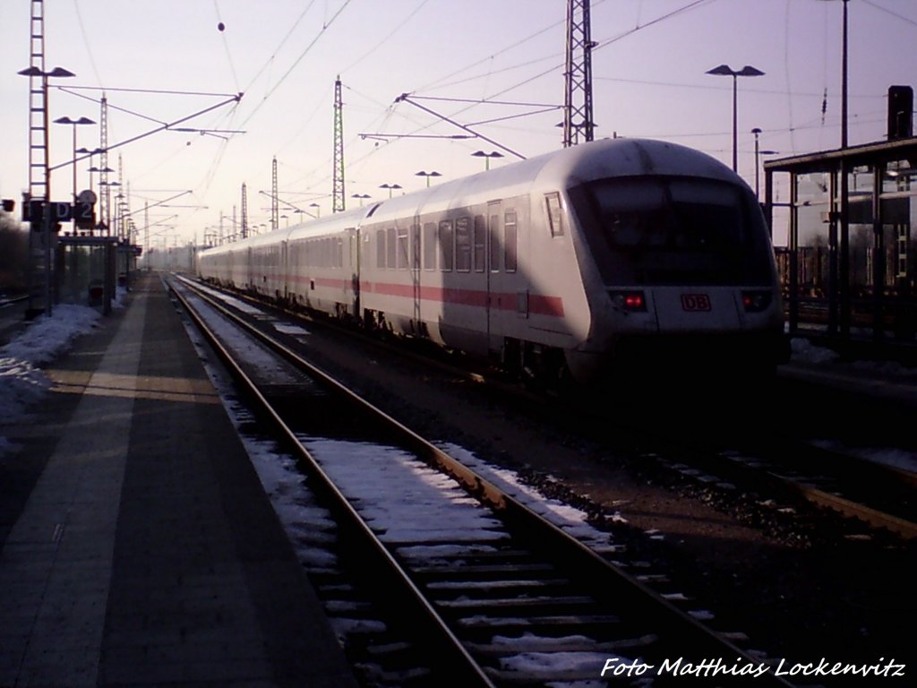 Die Letzten sonnenstrahlen Des Tages im Bahnhof Bergen auf R�gen + der InterCity Mit BR 101 bei Der Ausfahrt Ausm Bahnhof in Richtung Stralsund Hbf am 21.12.12