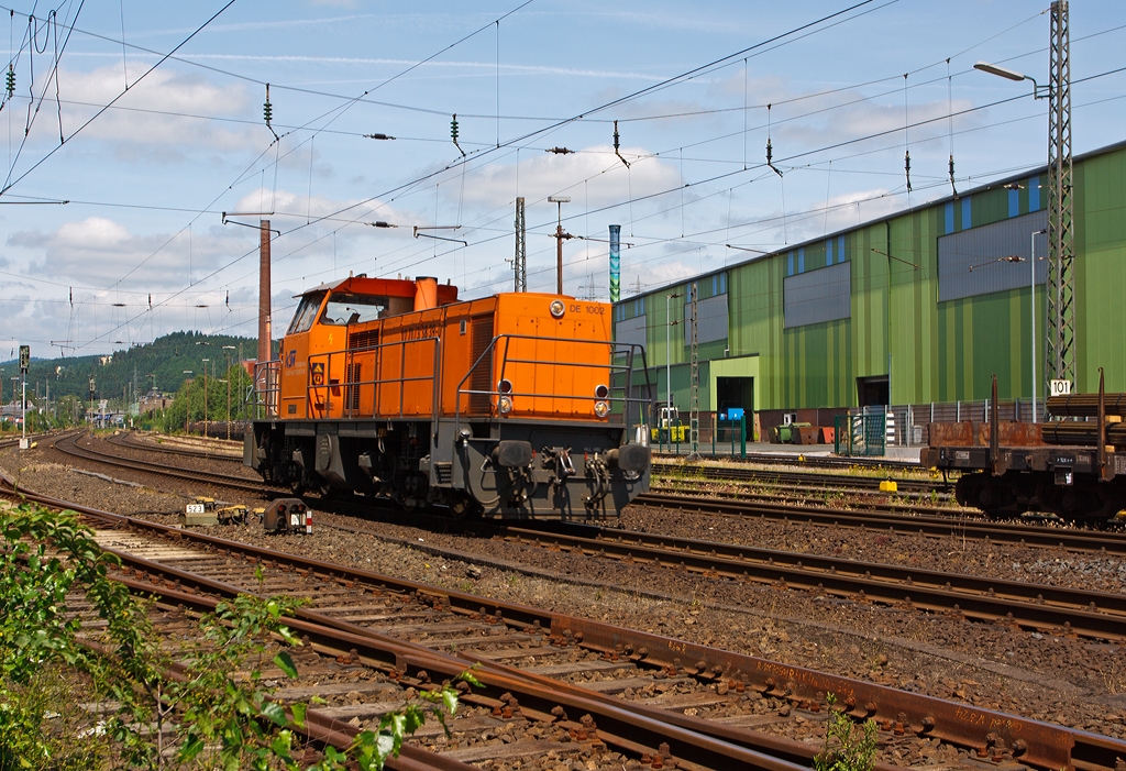 
Die Lok 41 (eine MaK DE 1002) der Kreisbahn Siegen-Wittgenstein (KSW), fhrt am 10.07.2013 durch Siegen-Geisweid in Richtung Siegen, rechts das Edelstahlwerk.
Die DE 1002 wurde 1988 bei MaK unter der Fabriknummer 1000832  gebaut und an die HEG - Hersfelder Eisenbahn GmbH  als 832 geliefert.  Nach Einstellung des Bahnbetriebes der HEG ging sie konzernintern an HLB - Hessische Landesbahn GmbH Lok 832 und 1996 wurde sie an die frhere Siegener Kreisbahn GmbH als Lok 41 verkauft, die heute als Kreisbahn Siegen-Wittgenstein firmiert.
Die Lok hat heute die NVR-Nummer 98 80 0272 008-0 D-KSW und die  EBA 02B20K 001.
Gegenber den 16 Loks dieses Typs der HGK hat diese Lok einen  MTU 12V396TC13 Motor mit 1.120 kW (1.523 PS) Leistung. Die Leistungsbertragung erfolgt einen Generator auf 4 elektrische (Drehstrom) Fahrmotoren. Generator und die Fahrmotoren sind von BBC (heute ABB).
Die Lok hat eine Hchstgeschwindigkeit von 90 km/h