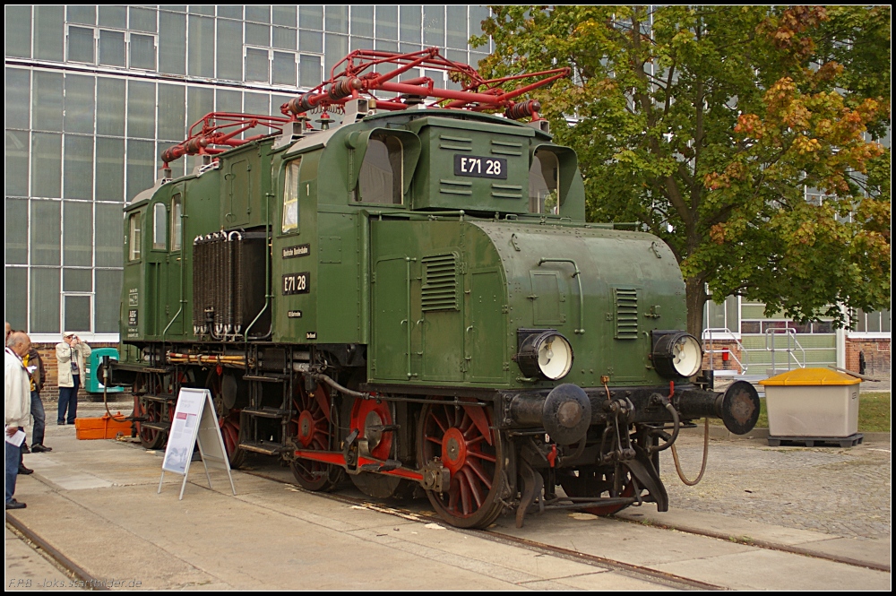 Die Lok E71 28 der DRG-Baureihe E71.1 war ursprnglich die Preuische EG 528 und mit die erste E-Loks aus den Anfngen die noch bis 1958 Dienst tat. Aufgrund ihres Aussehens erhielten sie den Spitznamen  Krokodil . Die Loks waren fr den Gterzugdienst bestimmt und besaen zwei Motoren (Tag der offenen Tr Bombardier Hennigsdorf 18.09.2010)