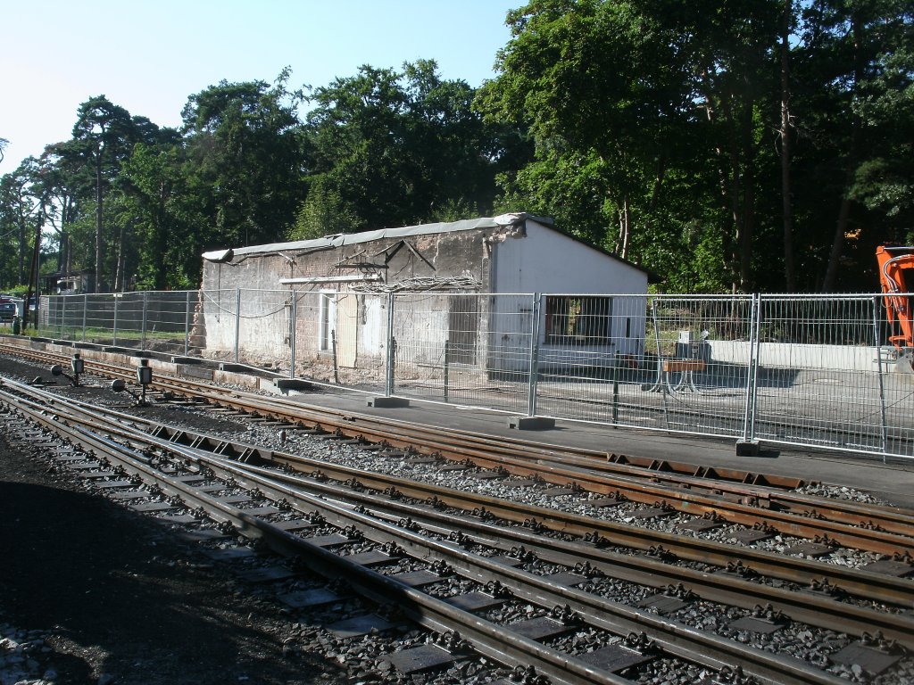 Die Lokhalle vom G�hrener Lokschuppen ist schon abgerissen,nur noch der Anbau steht noch.Aufgenommen am 02.August 2013.