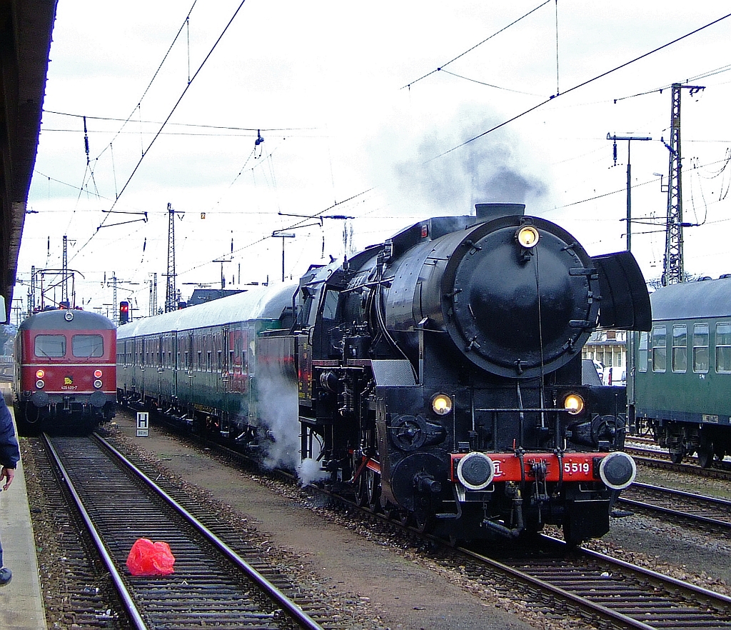 Die Luxemburger CFL 5519 am 03.04.2010 im Hauptbahnhof Trier. Anlsslich des Dampfspektakels 2010. Die Lok war ursprnglich als 42 2718 fr die Deutsche Reichsbahngesellschaft vorgesehene, wurde aber nicht bis zum Ende des Krieges nicht fertig. 1948 wurde sie von Wiener Lokomotivfabrik, Wien-Floridsdorf fertiggestellt. Sie hat eine Leistung 1.800 PS und eine Hchstgeschwindigkeit von 80 km/h.