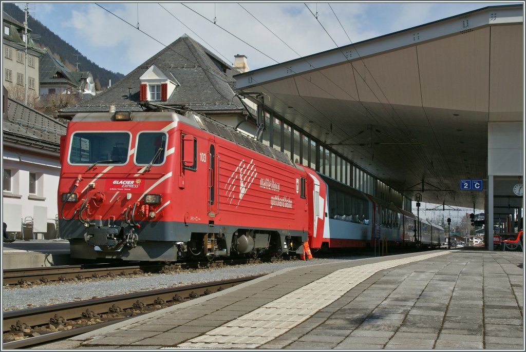 Die MGB HGe 4/4 103 �bernimmt in Disentis den Glacier Express zur Weiterfahrt nach Zeramtt. 
15. M�rz 2013