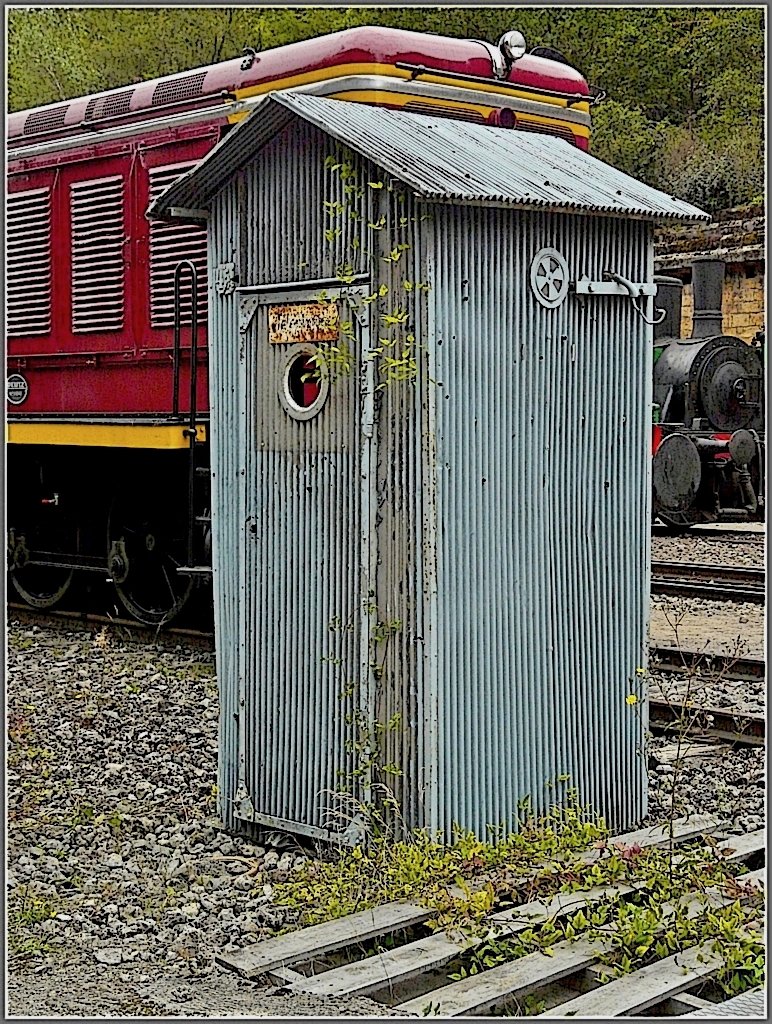 Die Natur macht auch vor dem alten Telefonh�uschen nicht halt. Fond de Gras 13.09.09 (Jeanny)
