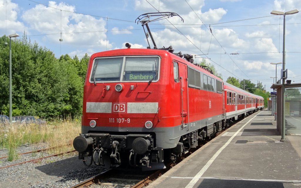 Die RB 58317, am 18.Juli 2013 mit 111-107 und 3 n-Wagen, hat in Ha�furt einen planm��igen Aufenthalt von 14:13 Uhr bis 14:21 Uhr. Hier sonnt sich der Zug noch etwas, bis es dann in K�rze weiter nach Bamberg geht.