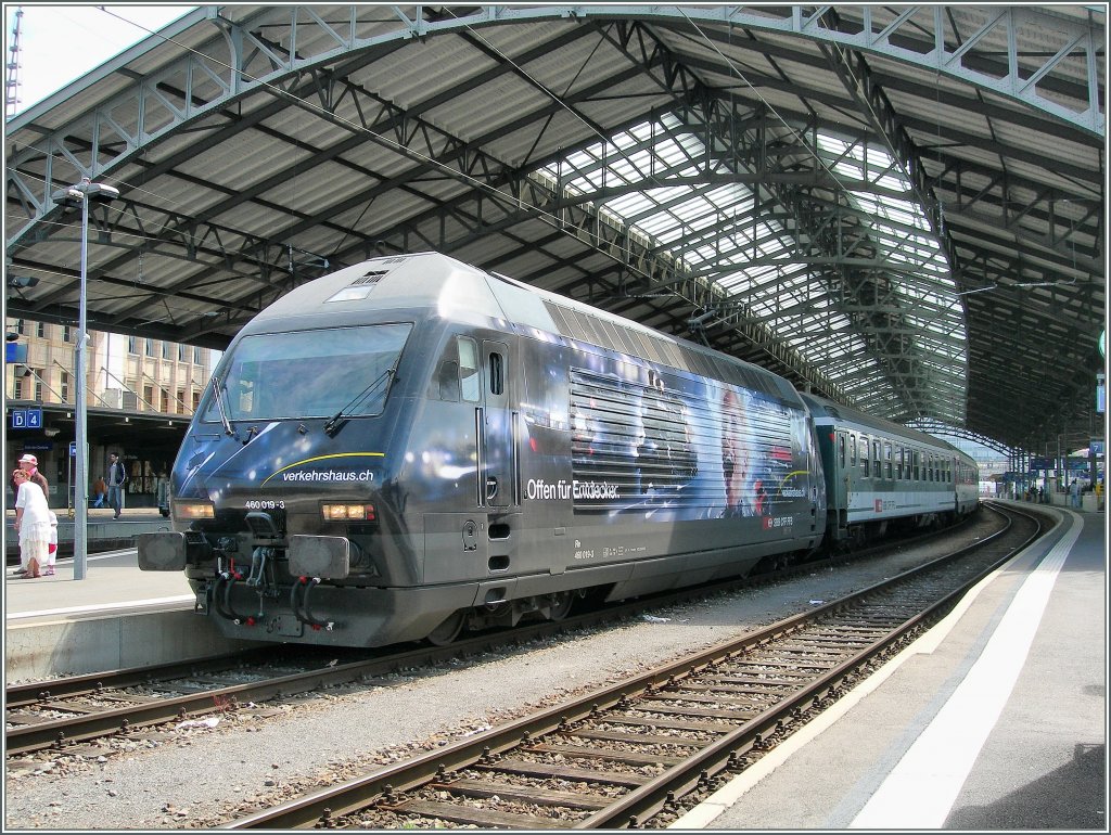 Die Re 460 019-3   Verkehrshaus Luzern -Werbelok in Lauanne. 
 10. Juni 2011