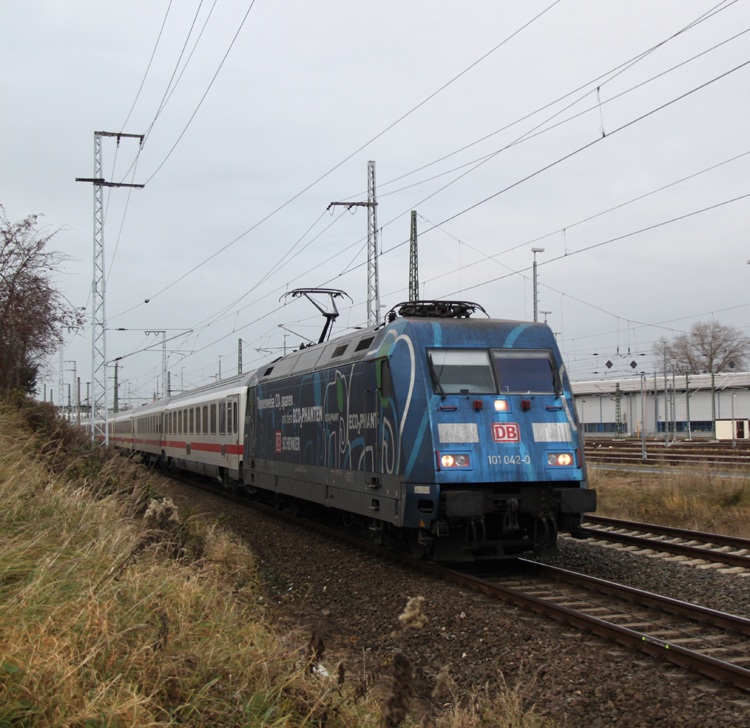 Die schmutzige ECOPHANT 101 042-0 mit IC 2377 von Ostseebad Binz nach Frankfurt(Main)Hbf kurz nach der Ausfahrt im Rostocker Hbf.26.11.2011