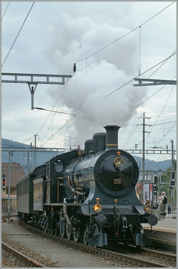 Die schöne A 3/5 705 mit ihrem Extrazug nach Murten in Olten. 
25. Juni 2011