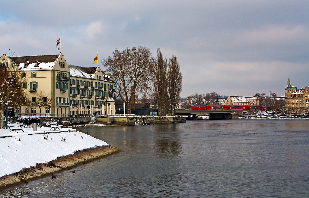 Die Schwarzwaldbahn, eine 146.2 er schiebt den RE 5314 (Kreuzlingen CH - Konstanz  - Singen - Triberg - Offenburg  - Karlsruhe) auf der Konstanzer Rheinbrcke in Richtung Karlsruhe.