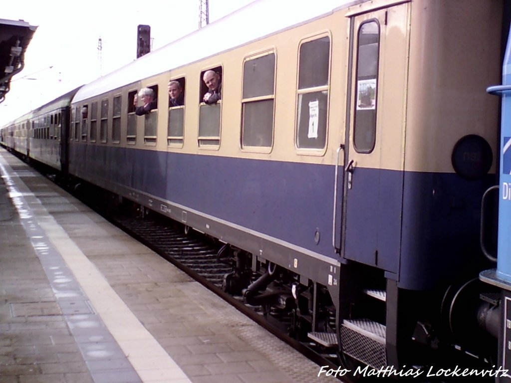 Die Sonderzugwagen (Panoramawagen) im Bahnhof Bergen auf R�gen am 27.10.12