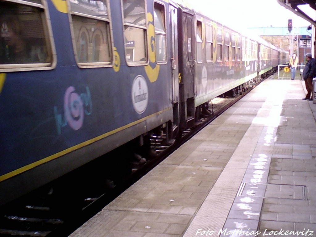 Die Sonderzugwagen (Panoramawagen) bei der Ausfahrt ausm Bahnhof Bergen auf R�gen am 27.10.12