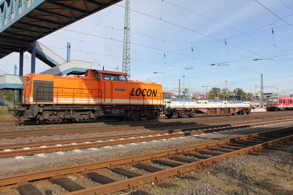 Die V100 215 von Locon (203 141-7) Kam mit einer bfhrungsfahrt mit ein Containerwagen Durch den Bahnhof Buchholz(Nordheide)am 14.10.2011 Gefahren.