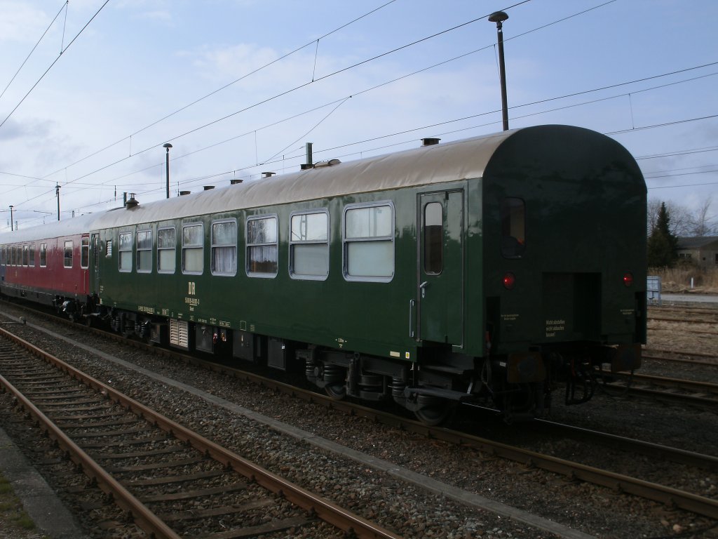 Dieser Dienstwagen 55 80 89-06 001-3 gehrt der PRESS und war am 15.Mrz 2011 in Bergen/Rgen mit in einem Sonderzug.