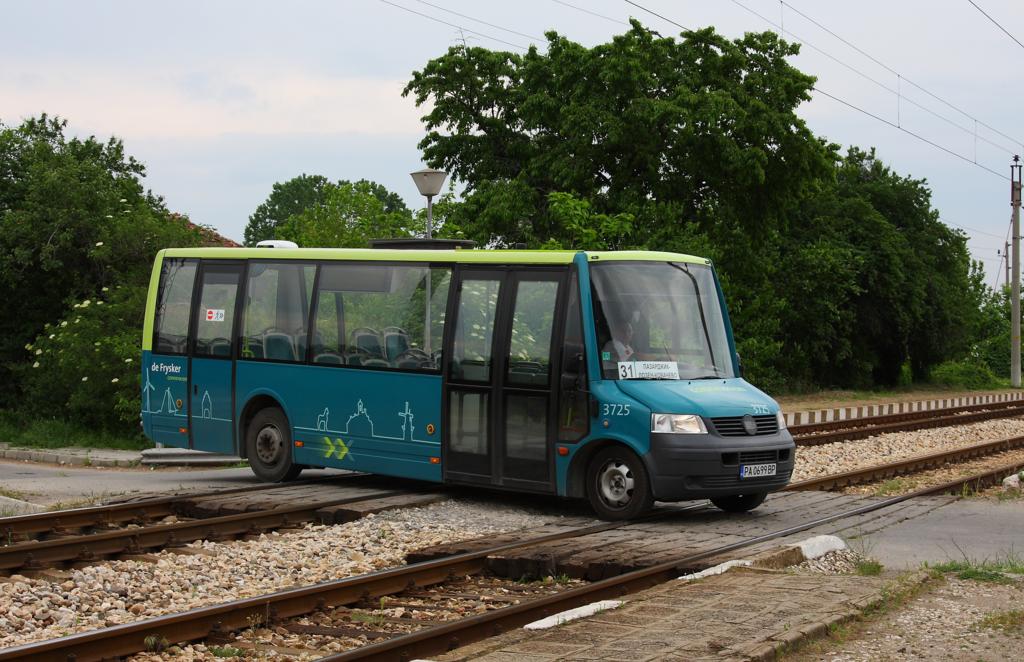 Dieser Kleinbus fuhr im Liniendienst im Raum Septemvri - Pazardzik in Bulgarien.
Am Bahnbergang in Karshevo entstand dieses Foto am 8.5.2013. Der Bus ist mir
unbekannt. Er trug vorne die Aufschrift bzw. das Markenzeichen VBL!