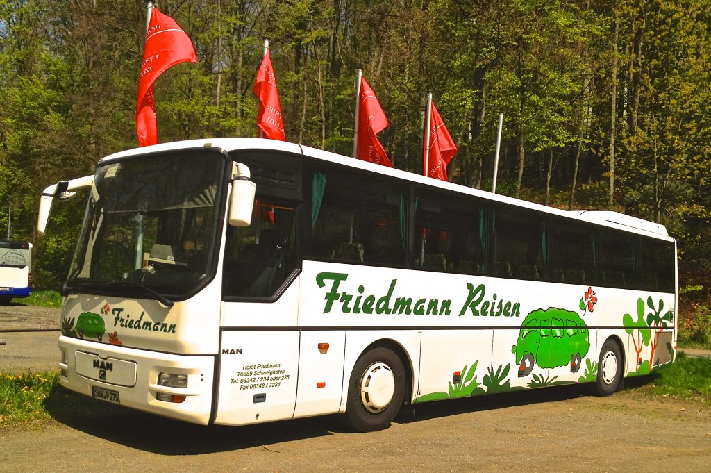 Dieser MAN �L 313 von Friedmann Reisen aus Schweighofen stand w�hrend des 2. Bundesligaspiels 1.FCK gegen FSV Frankfurt am 5.5.2012 auf einem Park-and-Ride-Parkplatz und wartete auf das Ende des Spiels.