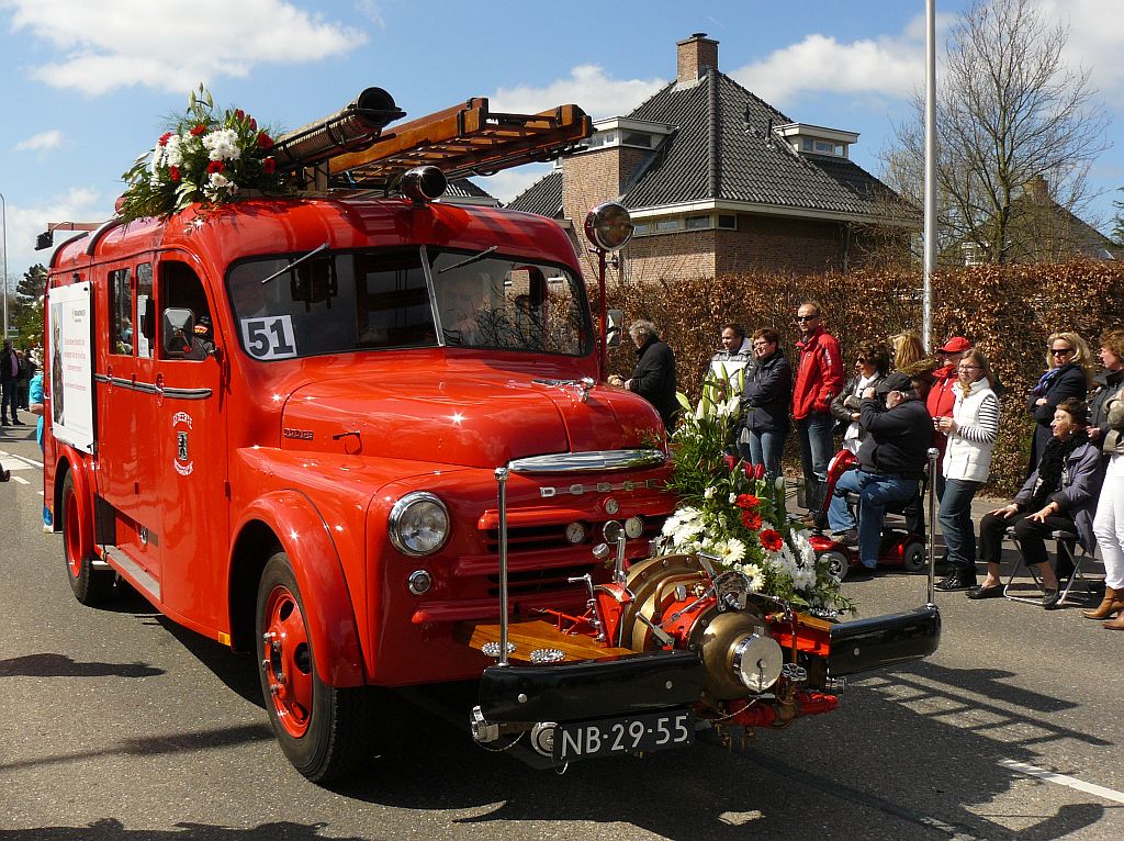 Dodge Feuerwehr Fahrzeug Baujahr 1947. Blumenkorso 2013. Hoofdstraat, Sassenheim 20-04-2013. 

Dodge oldtimer tankautospuit brandweer Noordwijk bouwjaar 1947. Bloemencorso 2013. Hoofdstraat, Sassenheim 20-04-2013.