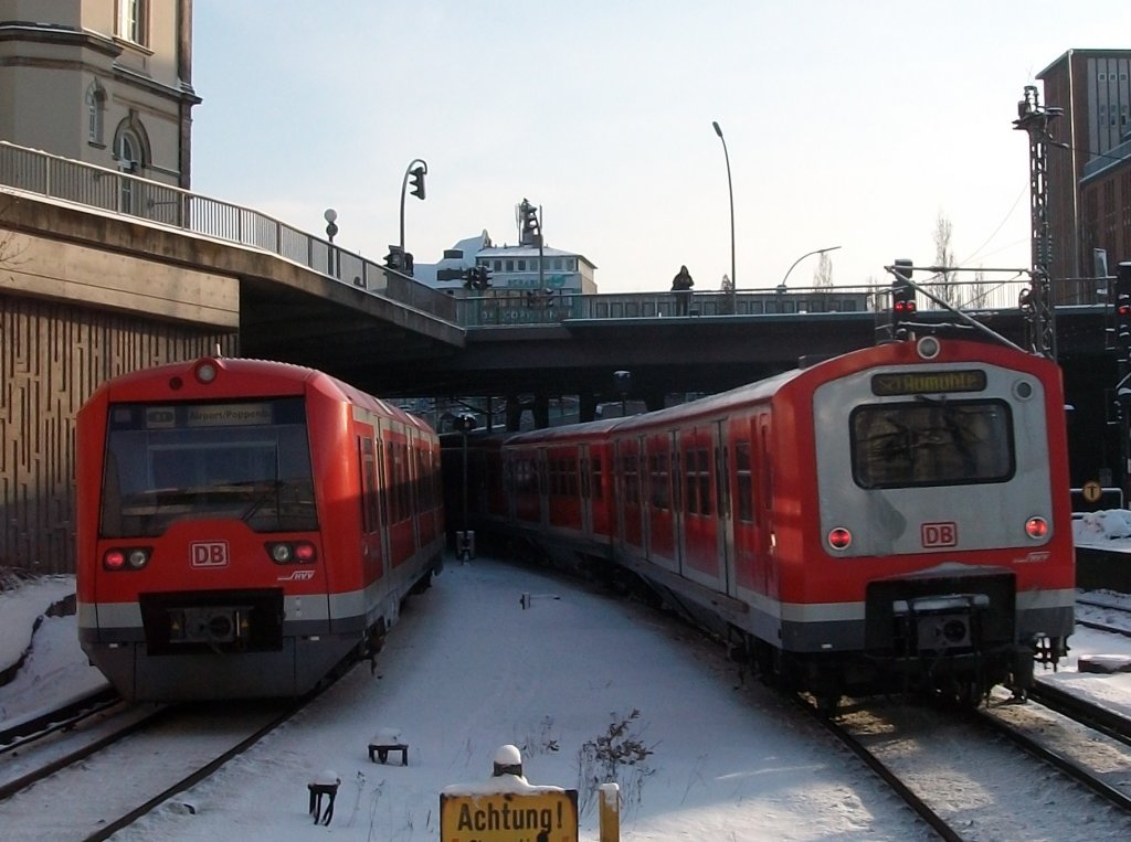 Doppelausfahrt im Hamburger Hbf Richtung Berliner Tor am 18.Dezember 2010 links ein 474 und rechts ein 472-Triebwagen