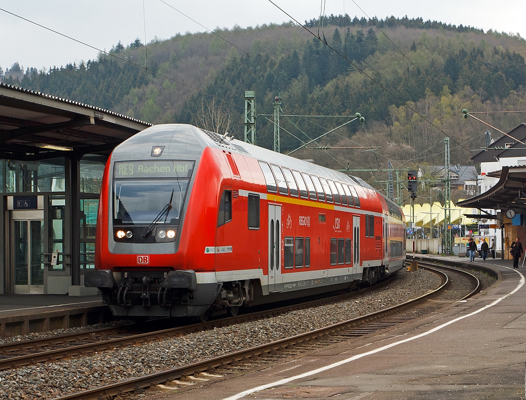 Doppelstockwagen-Steuerwagen der Gattung DBpza 4.Gen., des RE 9 - Rhein-Sieg-Express (rsx), hier kommt er am 14.04.2012 voraus von Siegen und fährt in den Bahnhof Betzdorf/Sieg ein.