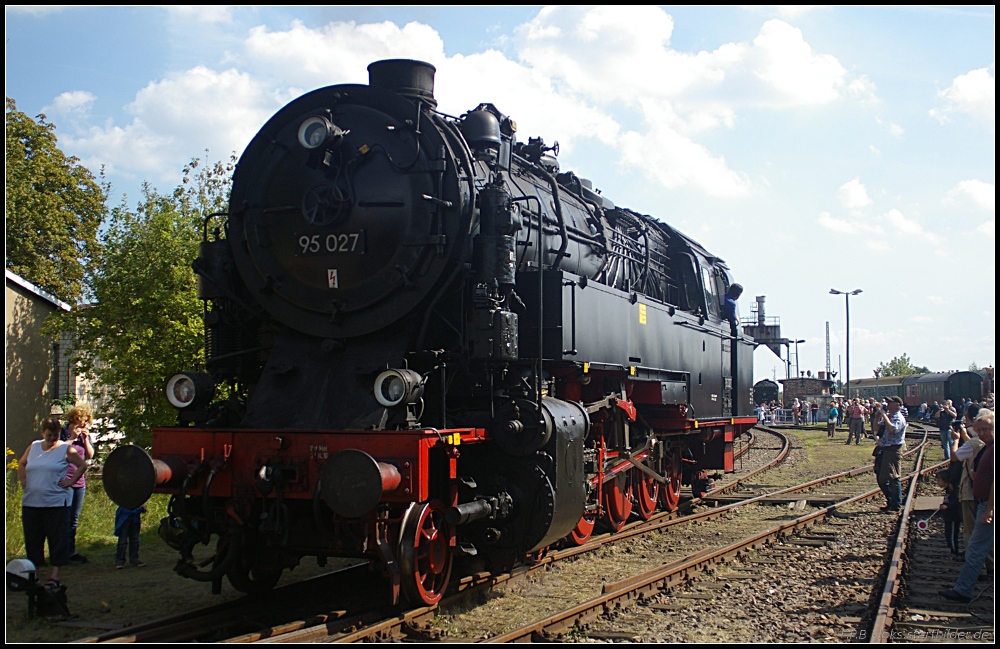 DR 95 027 rangiert um und fährt auf die Drehscheibe während des 7. Berliner Eisenbahnfest im Bw Schöneweide am 12.09.2010