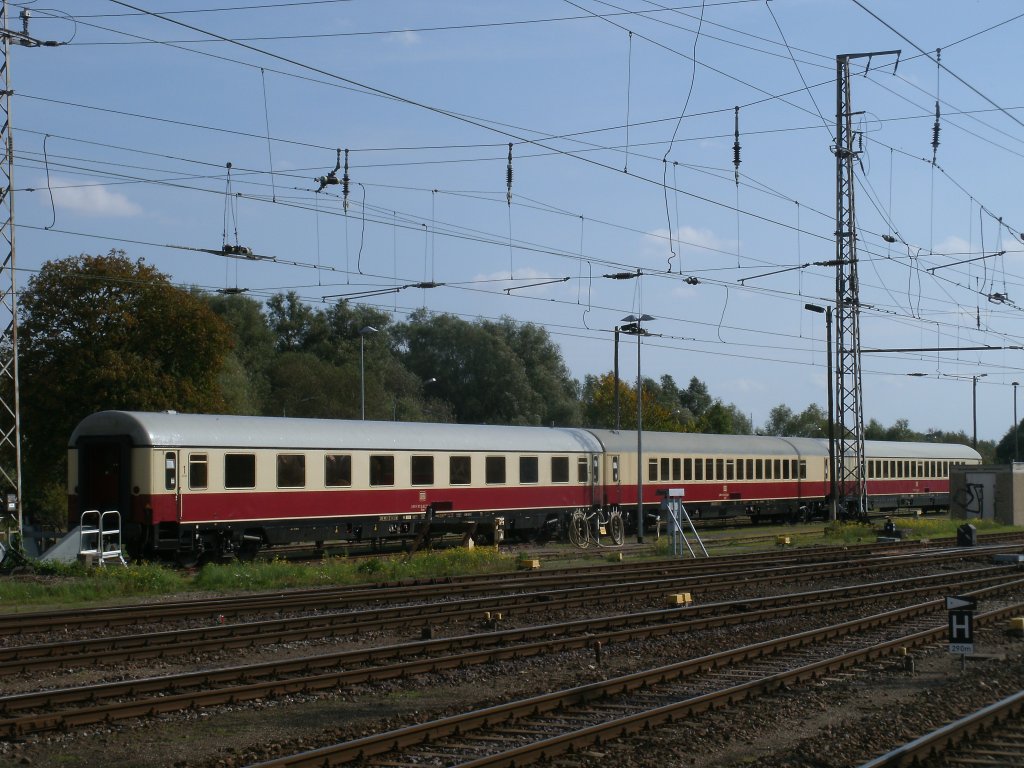 Drei abgestellte Wagen vom TEE Rheingold,am 24.September 2011,in der Abstellanlage in Stralsund.Die restlichen Wagen stehen gegenwrtig in der Nhe vom ehmaligen Bw. 