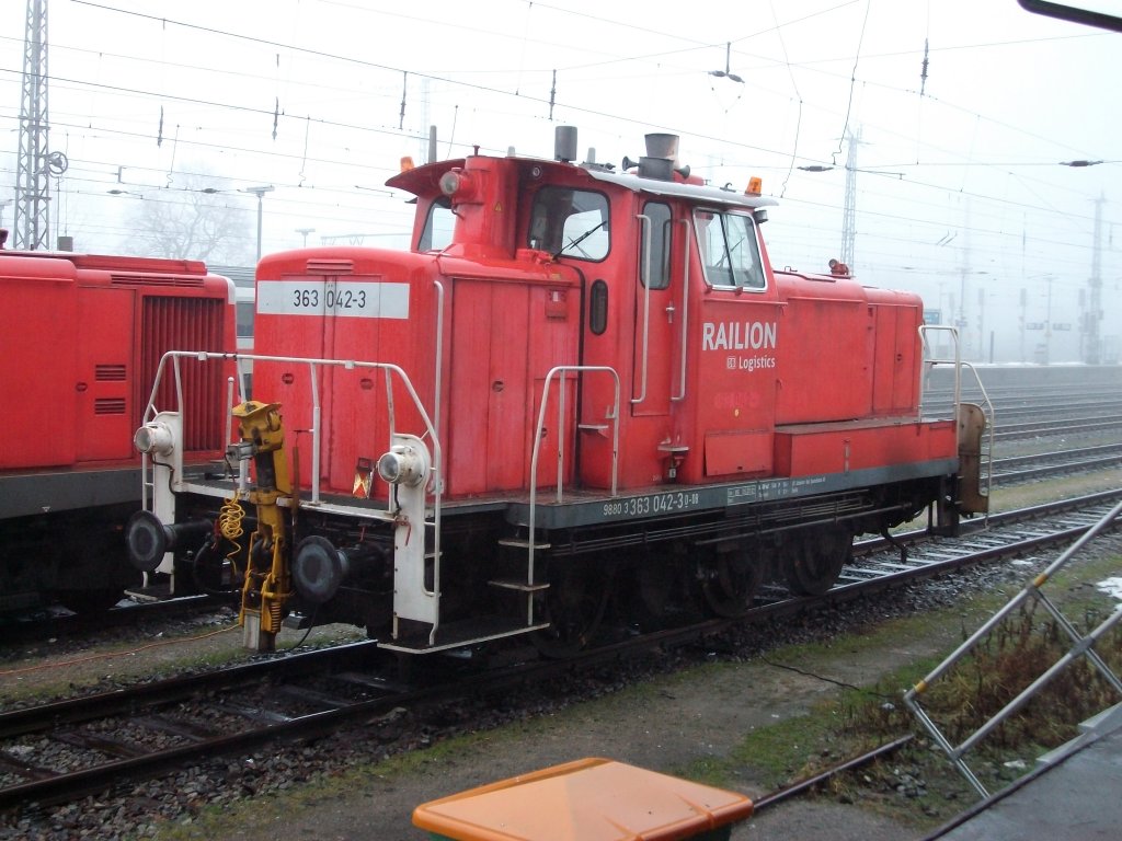 Dreibein 363 042 am 14.Januar 2011 in Stralsund.