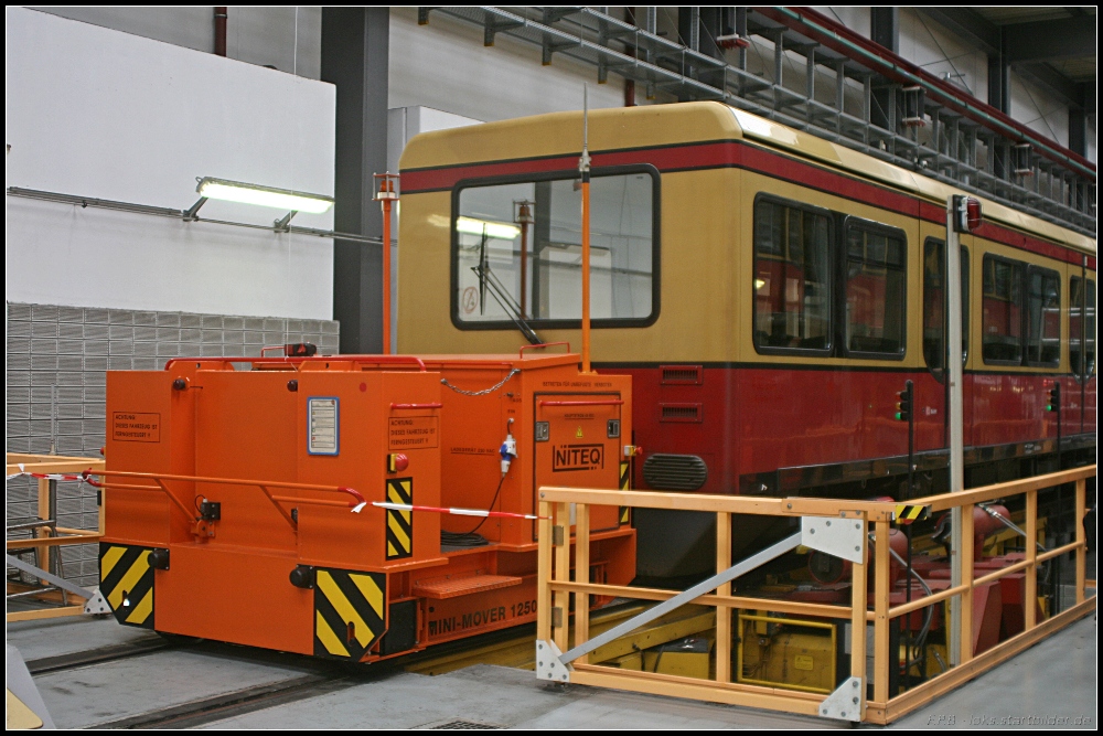 Drinnen werden die Wagen mit dem Mini-Rover 1250 von Niteq rangiert (Tag der offenen T�r S-Bw Gr�nau, 08.08.2010)