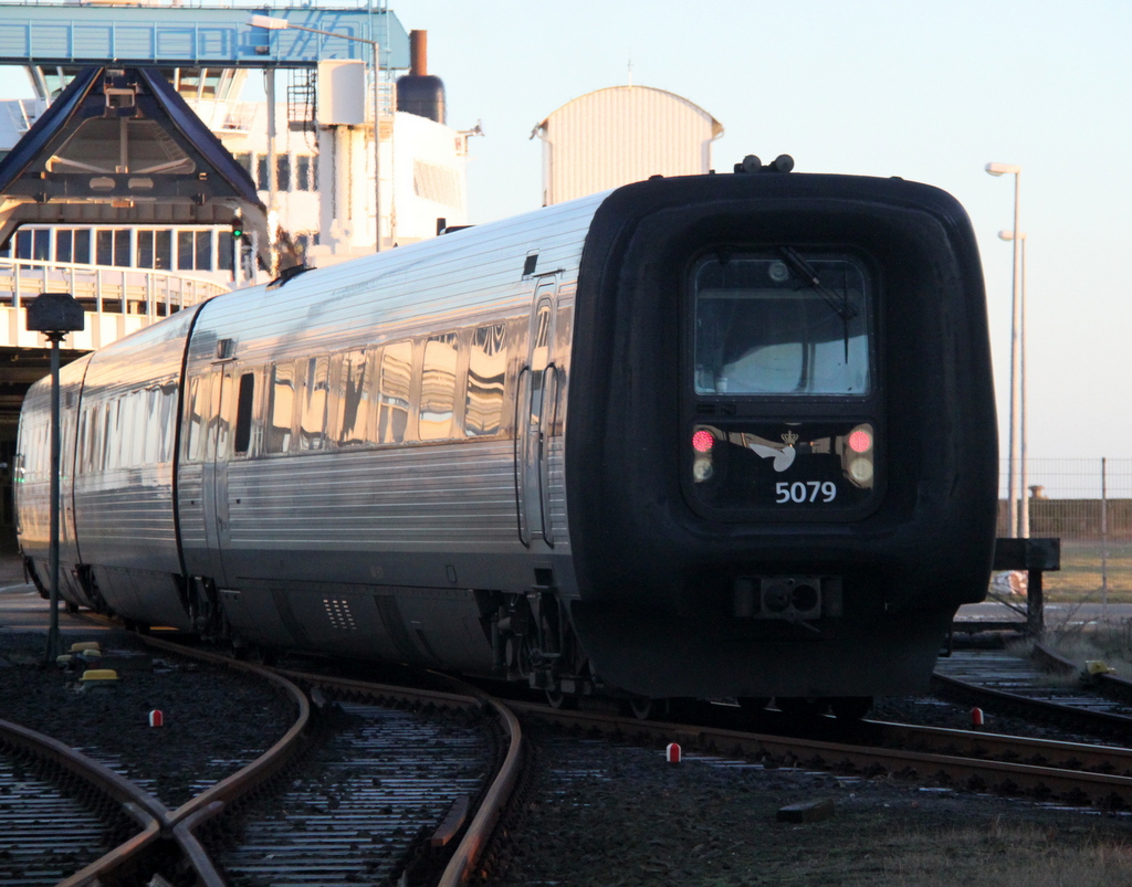 DSB-Gumminase 5079 als EC 31 von Hamburg Hbf nach Koebenhavn kurz vor der berfahrt nach Roedby im Fhrbahnhof Puttgarden.28.12.2012