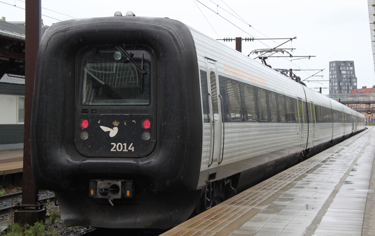 DSB-X31-Gumminase 2014  kurz vor der ausfahrt im Bahnhof sterport.(11.08.2011)