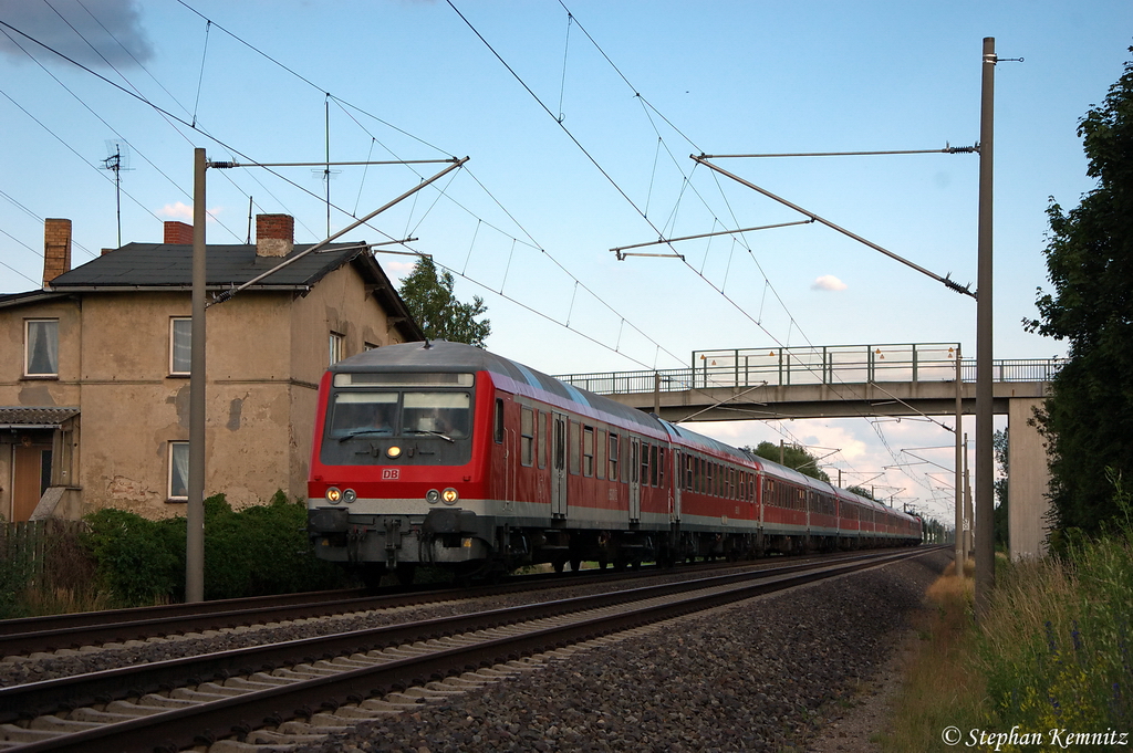 Durch Vietznitz kommt ein Kreuzfahrersonderzug von Berlin-Lichtenberg nach Warnemnde und geschoben hatte die 112 114-4. 22.06.2012