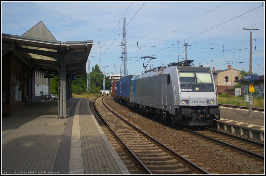 E 186 141, vermietet an Koleje Śląskie aus Polen mit Container-Zug am 16.07.2013 in Biederitz