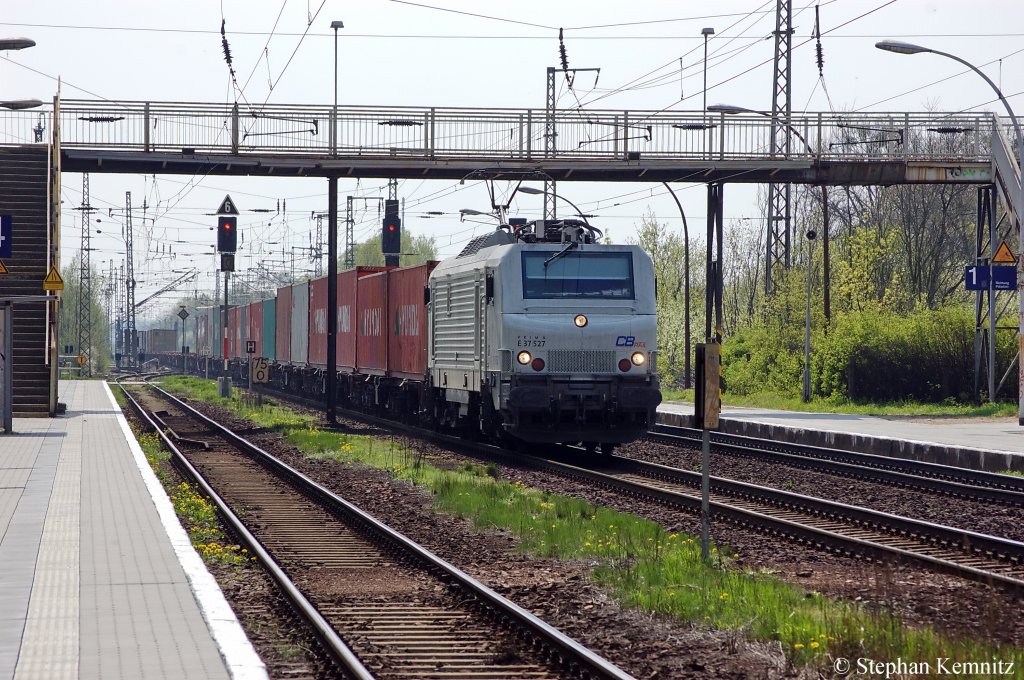 E 37 527 ITL mit Containerzug in Priort in Richtung Hennigsdorf unterwegs. 19.04.2011