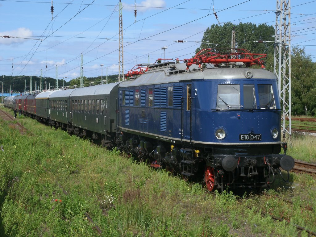 E18 047 mit dem Strtebeker-Sonderzug am 25.Juni 2011 abgestellt in Bergen/Rgen.