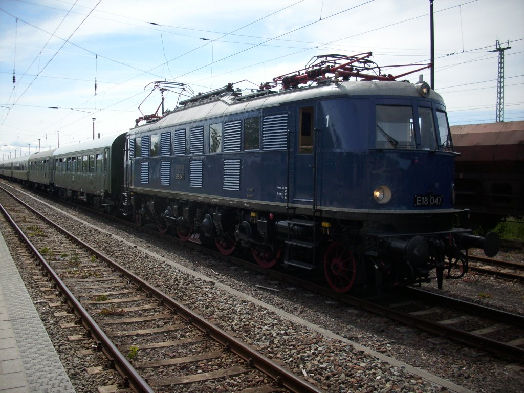 E18 047 stellte am 27.Juni 2009 einen Sonderzug in Bergen/Rgen ab.