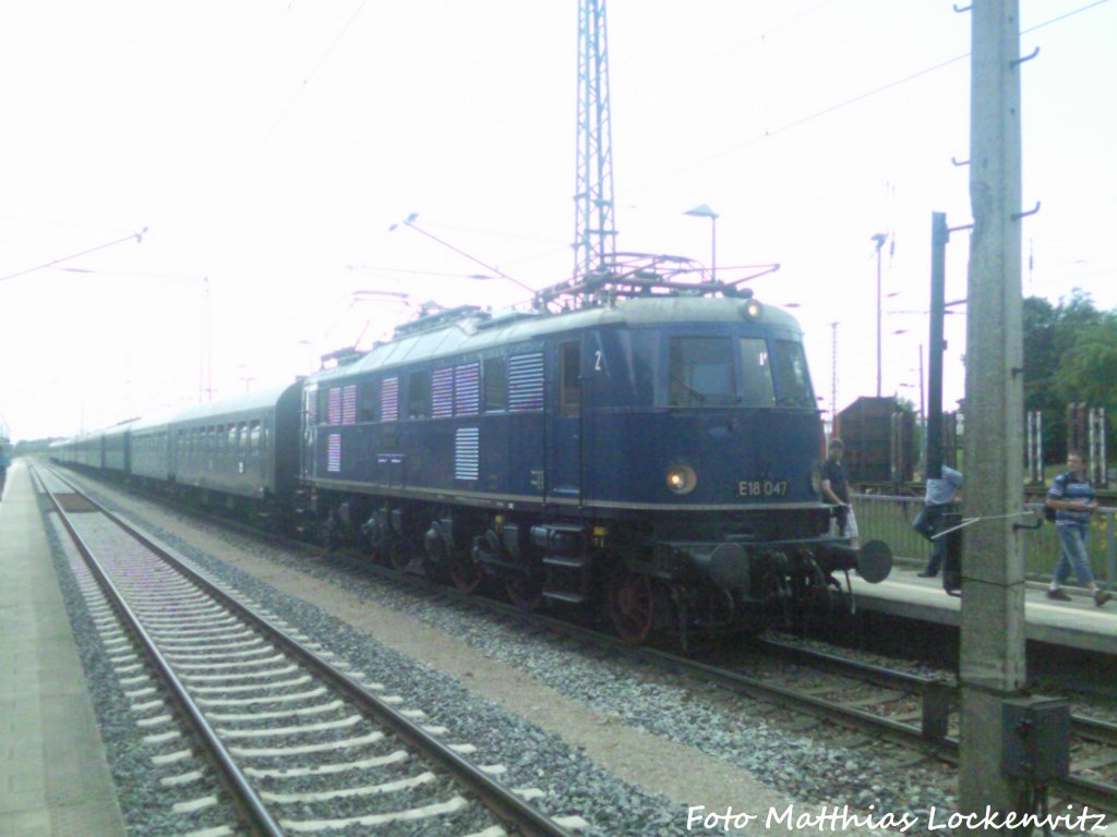 E18 im Bahnhof Bergen auf R�gen / St�rtebeker-Zug am 30.6.12