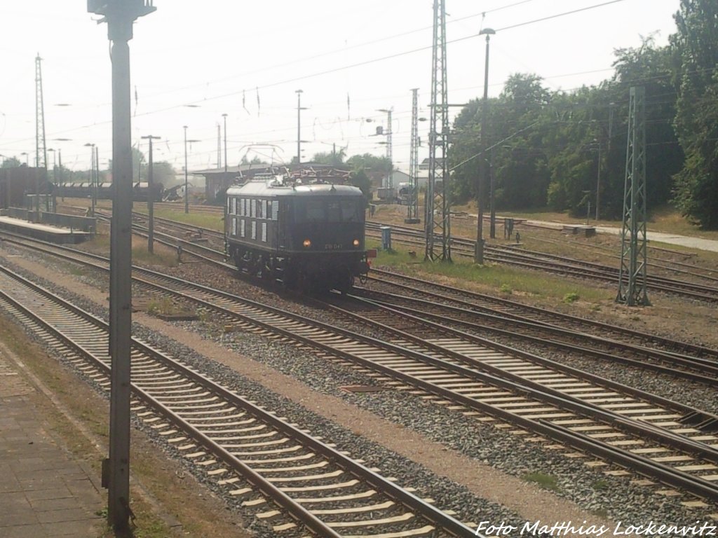 E18 beim Rangieren im Bahnhof Bergen auf R�gen am 27.7.13