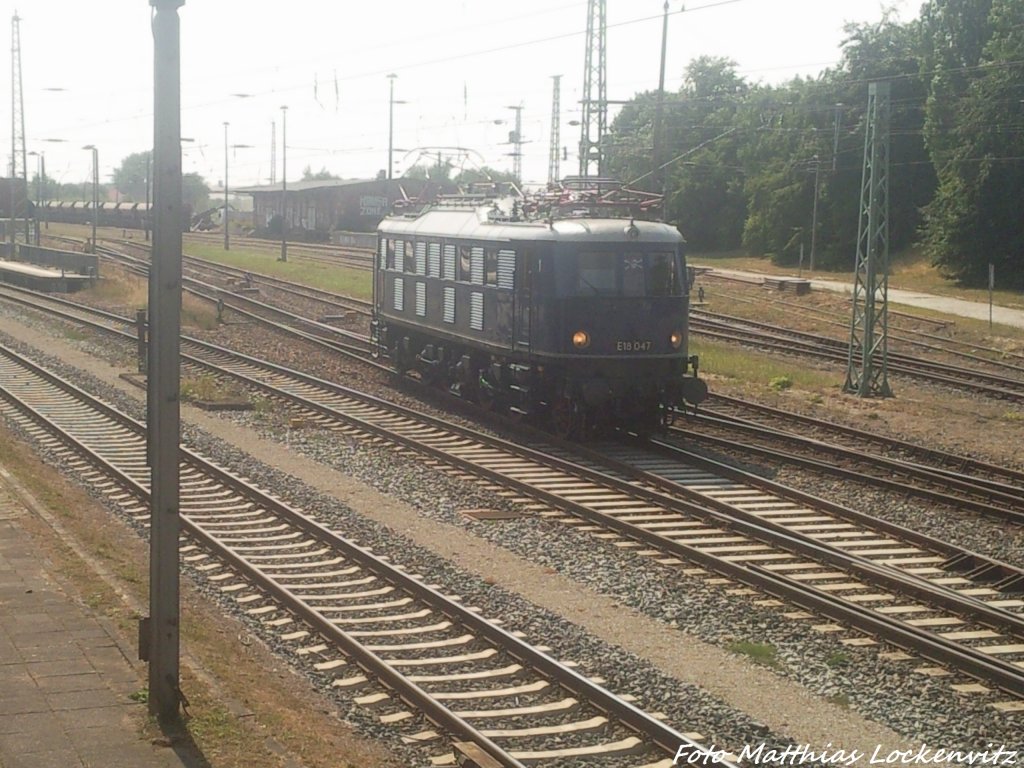 E18 beim Rangieren im Bahnhof Bergen auf R�gen am 27.7.13