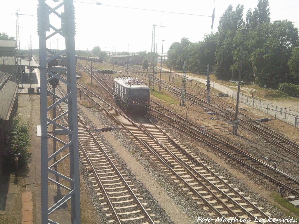 E18 beim Rangieren im Bahnhof Bergen auf R�gen am 27.7.13