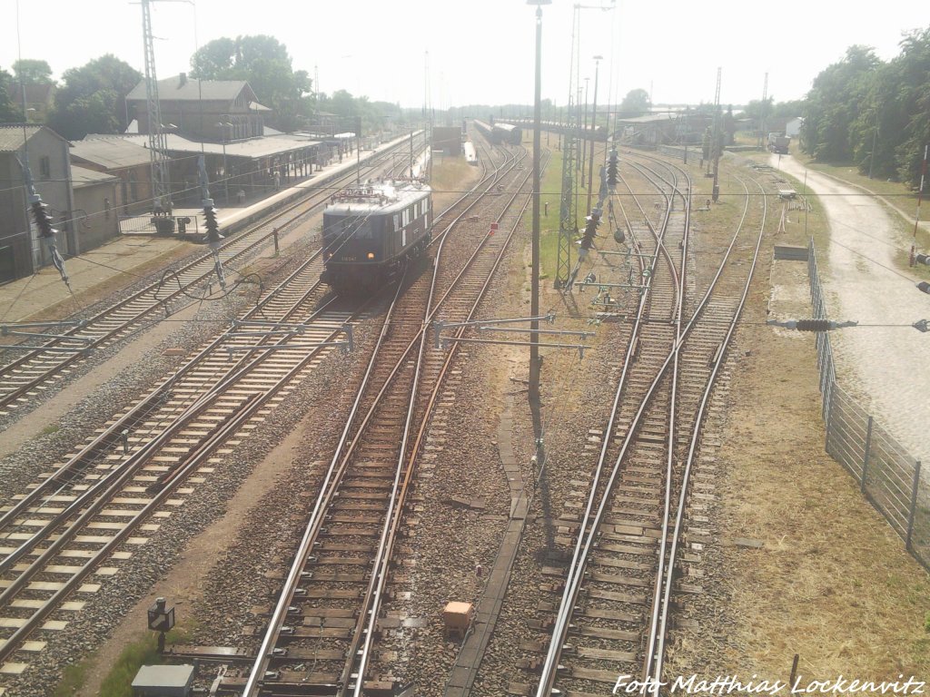E18 beim Rangieren im Bahnhof Bergen auf R�gen am 27.7.13