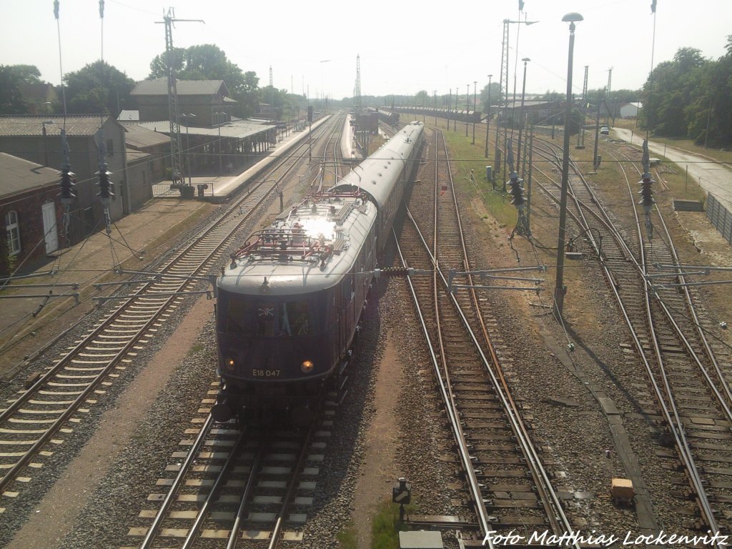 E18 beim Rangieren im Bahnhof Bergen auf R�gen am 27.7.13