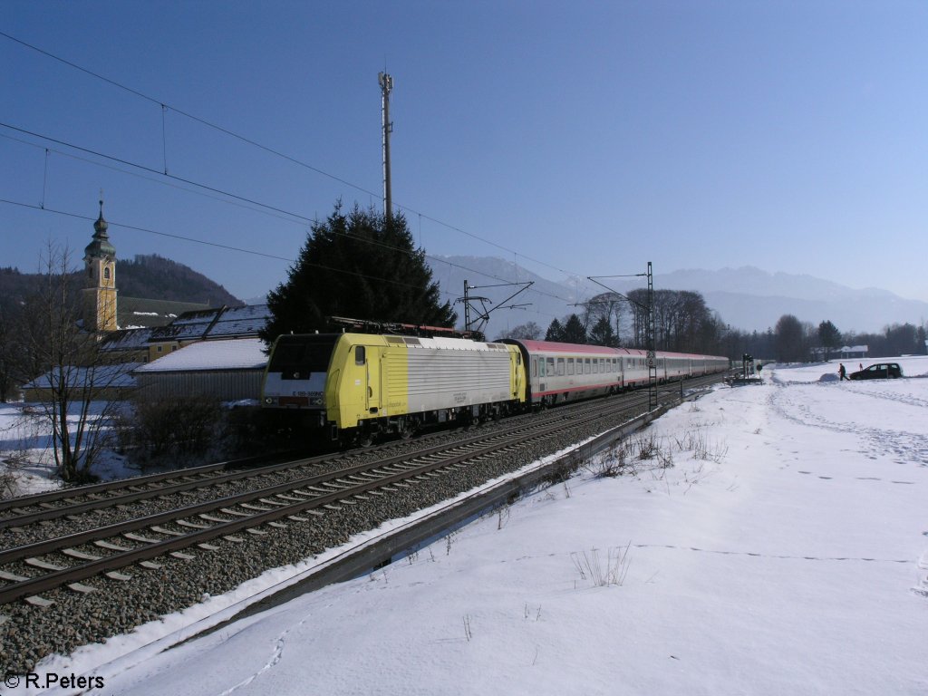 E189 989NC zieht ein EC nach Mnchen bei Oberaudorf. 16.02.10