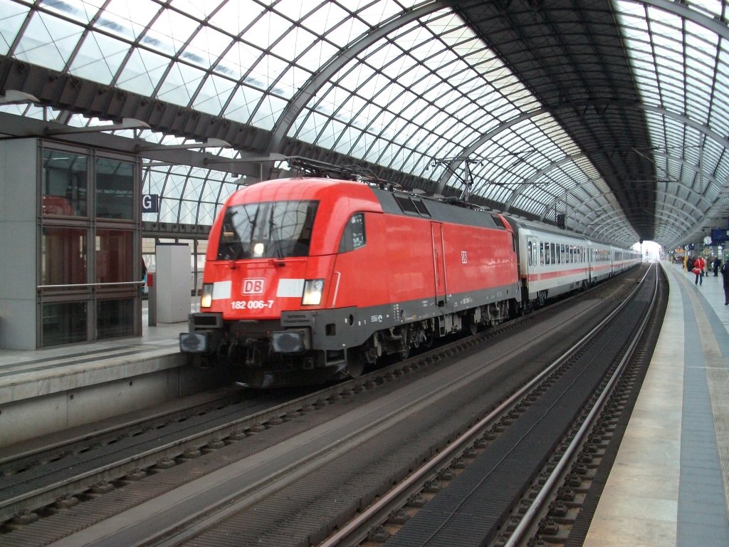 EC 175 Hamburg Altona-Budapest keleti pu. mit 182 006 am 16.Oktober 2010 beim Halt in Berlin Spandau.