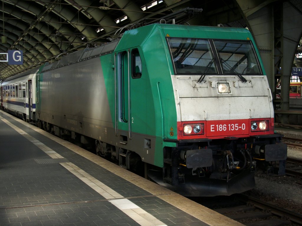 EC 45 Berlin-Warschau-Express wurde am 12.April 2009 von 186 135 gezogen als Dieser in Berlin Ostbahnhof hielt.