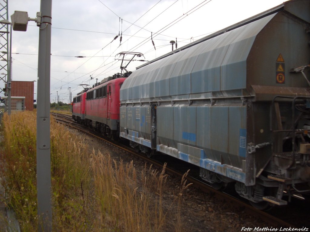 EGP 140 853-3 & 140 824-4 mit der 2 Krweidezugh�kfte bei der Einfahrt in Bergen auf R�gen am 12.8.13