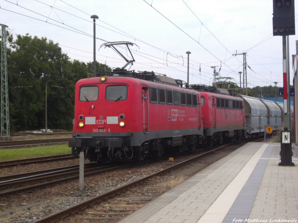 EGP 140 853-3 & 140 824-4 mit dem Kreidezug kurz vor der Abfahrt in Bergen auf R�gen am 12.8.13